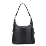 Cartera negra de símil cuero con doble cierre superior, bolsillo frontal con tapa y broche magnético, bolsillos laterales con cierre y correa larga regulable y desmontable.
