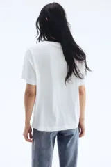 Remera blanca de corte holgado en punto de algodón con estampado de la ciudad de San Sebastián, España.