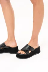 Sandalias negras con tira ancha de cuero con textura de cocodrilo y plataforma forrada en descarne.
