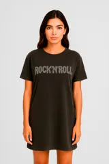 Vestido remera negro con estampa de strass con la leyenda "Rock'n'Roll".