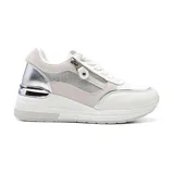 Championes deportivos Korium Alaska, color beige y blanco con detalles dorados.