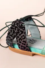 Sandalias planas con diseño original, combinando diferentes materiales: terciopelo de seda, seda flocada y glitter.