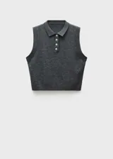 Chaleco gris de lana con cuello tipo polo y cierre de botones.