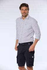 Bermuda cargo azul marino con cinto, confeccionada en 98% algodón y 2% spandex. Presenta bolsillos laterales tipo cargo con solapa y botón.