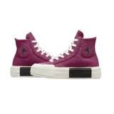 Championes Converse de caña alta color borgoña, con cordones blancos y plataforma blanca con detalle negro.