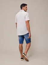 Bermuda de jean elastizado celeste, corte a la rodilla y tiro medio.