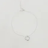 Tobillera de plata 925 con dije de dos aros entrelazados.