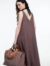 Vestido largo negro de lino, con escote en V, breteles anchos y tajo frontal.