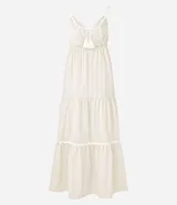 Vestido largo midi color crudo, con escote en V, breteles finos con detalles trenzados, lazo en la espalda, volados y adornos en el bajo.