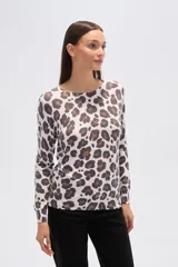 Sweater de tejido de punto, color crema, con estampado floral en tonos rosados y marrones. Presenta cuello redondo y mangas largas.