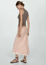 Musculosa marrón de tejido de canalé con cuello redondo y corte recto.