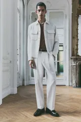 Remera marrón de corte recto con cuello redondo y ribete en color beige en cuello y mangas.