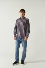 Camisa de manga larga a cuadros rojos y negros, de corte slim fit, con cuello abotonado y logo bordado en el pecho. Confeccionada en algodón.