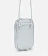 Bolso pequeño porta celular plateado, confeccionado en material sintético texturizado. Cuenta con cierre de cremallera y correa tubular fina.