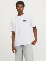 Camiseta blanca de manga corta y cuello redondo con estampado frontal de texto en negro, amarillo y naranja.