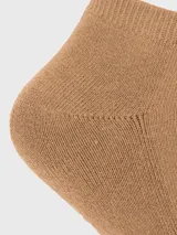 Calcetín tobillero de tejido de punto acanalado, color beige.