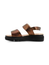 Sandalia de cuero metalizado color bronce, con tiras de ajuste con velcro y suela de PU color negro.