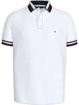Chomba blanca de algodón orgánico con cuello polo a rayas azul marino y rojo. Tiene cartera de dos botones y logo bordado en el pecho.