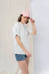 Gorra de béisbol color amarillo pastel, con visera curva y logo de Peach bordado en el frente. Ajustable en la parte trasera.