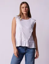 Blusa blanca texturizada de la marca Marissa Olivia. Presenta apliques de crochet en la parte delantera y un detalle fruncido en el ruedo.