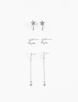 Set de tres pares de caravanas plateadas con forma de estrella. Un par con forma de estrella con detalle de gota colgando, otro par con forma de estrella irregular y un par con cadena colgante y estrella en la punta.