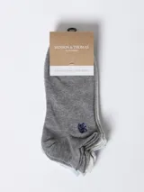 Pack de tres pares de medias de algodón de corte bajo, en colores gris, celeste y blanco.