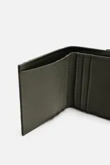 Billetera color verde militar con acabado engomado, monedero con cierre de cremallera, compartimento principal para billetes, seis posiciones internas para tarjetas y dos externas.