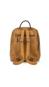 Mochila negra de símil cuero con apertura superior doble con cierres individuales. Bolsillos al frente con cierres metálicos, uno principal de mayor capacidad y dos pequeños. Correas largas a tono regulable con hebillas.