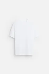 Camiseta blanca de punto tejido en hilatura de algodón, de corte recto, cuello redondo y manga corta con terminaciones en rib.