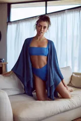 Top de hilo color beige, tejido de punto con hilado italiano, breteles anchos, tela dry fit y protección UV.