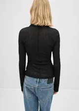 Blusa negra de manga larga con cuello camisero y cierre frontal con botones.
