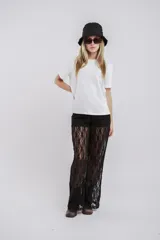 Pantalón de encaje negro con diseño delicado y romántico, ideal para ocasiones especiales.