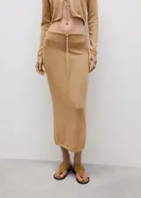 Falda midi color beige de tejido de punto grueso con forro interior y cintura elástica con lazo.