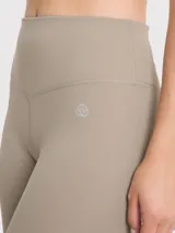 Calza color arena con largo hasta el tobillo y tiro alto.