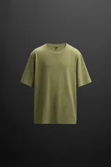 Camiseta verde militar de corte relaxed fit, cuello redondo y manga corta. Detalle de logo estampado en el bajo.