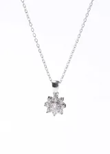 Collar plateado con cadena fina y dije en forma de flor con zirconias.