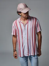 Camisa de hombre de manga corta con rayas verticales rosas y blancas, cuello americano y cierre con botones.