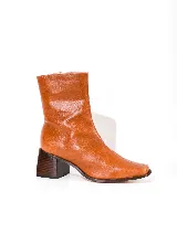 Bota corta de cuero color marrón con taco cuadrado y punta cuadrada.