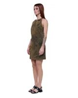 Minivestido de denim 100% algodón con marmolado color bronce. Cierre frontal de alpaca de extremo a extremo y panelería con cortes y curvas que esculpen el torso y acentúan la figura. Espalda tipo nadador; silueta recta con leve evasé.