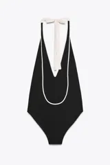 Bañador negro con escote pronunciado en V, cuello halter con lazo blanco y forro interior.