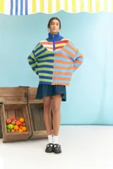 Sweater de algodón con cuello alto con cierre de cremallera y diseño a rayas horizontales multicolor.