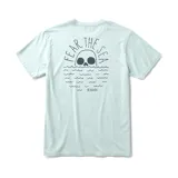 Remera celeste de manga corta con cuello redondo y estampado en el pecho de un paisaje marino con una calavera y la frase "Fear The Sea".