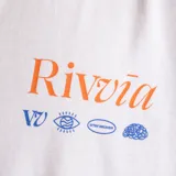 Remera blanca de algodón con logo Rivvia estampado en el pecho en color naranja y azul.