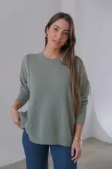 Sweater verde oliva de punto, corte recto y cuello redondo. Presenta detalle de botones en el hombro.