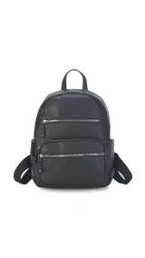 Mochila color rosa de símil cuero con bolsillos frontales con cierre. Tiene asa de mano rígida y correas regulables.