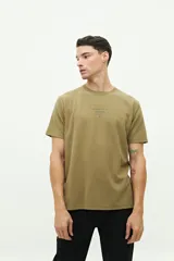 Remera blanca de manga corta con logo estampado en el pecho.