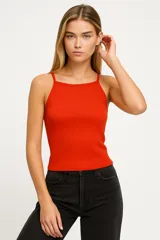 Musculosa ajustada al cuerpo color naranja, de bretel fino y escote cuadrado.