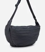 Bolso hobo mediano color gris oscuro con textura plisada y correa transversal ajustable.