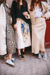 Zapatillas deportivas con estampado de tigre, cordones de raso negros y detalles en ante negro en el talón.