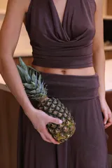 Falda midi color verde oscuro, con corte irregular y doblez en la cintura.